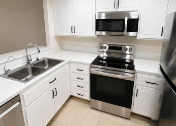 Featuring an SQ22 Door-Style with G Edge. Satin White Thermofoil, SQ22 Door, 'G' Edge.
